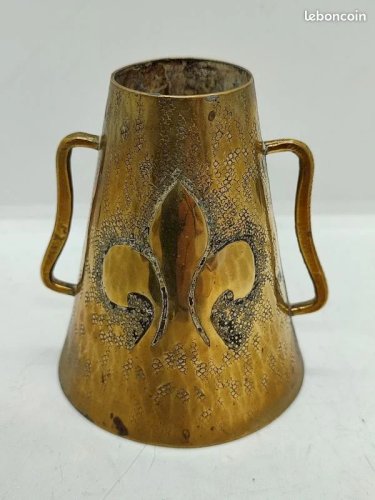 Petit pot en laiton à decor darmoirie de la ville de Pau, ville de naissance dHenri IV en bon etat