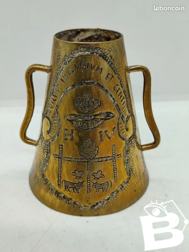 Petit pot en laiton à decor darmoirie de la ville de Pau, ville de naissance dHenri IV en bon etat