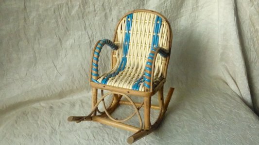LITTLE ROCKING CHAIR IN RATTAN AND SCOUBIDOU DOLLHOUSE FURNITURE*