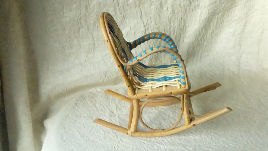 PETIT ROCKINCHER EN ROTIN ET SCOUBIDOU MOBILIER MAISON DE POUPEE*