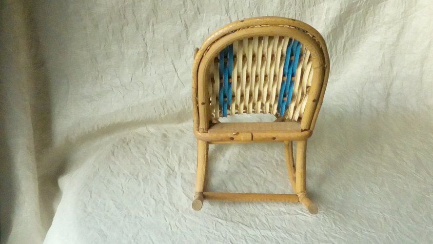 PETIT ROCKINCHER EN ROTIN ET SCOUBIDOU MOBILIER MAISON DE POUPEE*