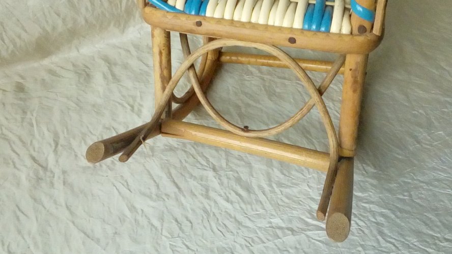 PETIT ROCKINCHER EN ROTIN ET SCOUBIDOU MOBILIER MAISON DE POUPEE*