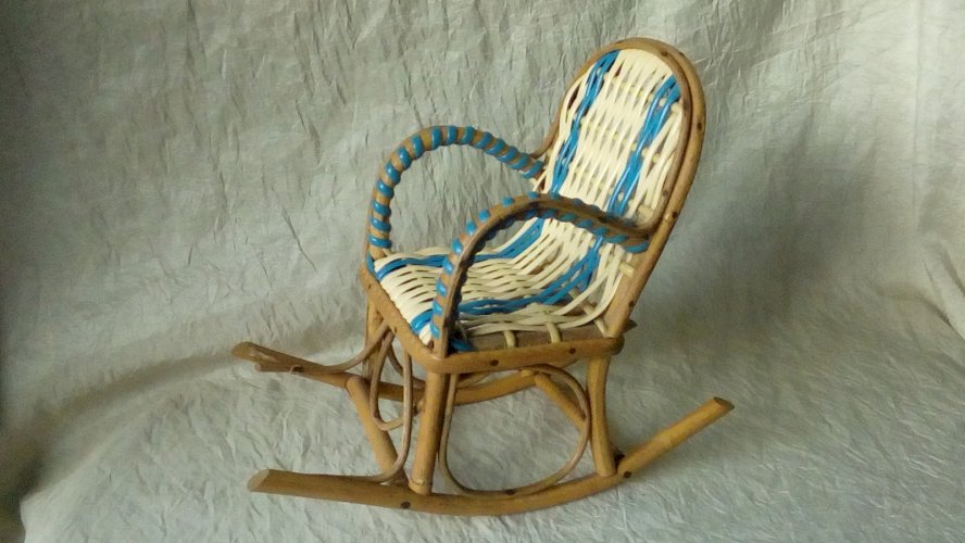 PETIT ROCKINCHER EN ROTIN ET SCOUBIDOU MOBILIER MAISON DE POUPEE*