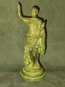 petit sculpture en regule? couleur bronze representant jules cesar en bon etat