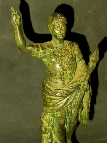 petit sculpture en regule? couleur bronze representant jules cesar en bon etat