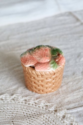 Petit sucrier vintage en céramique motif fraises