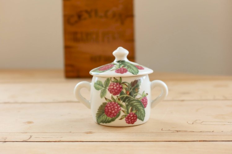 Petit sucrier vintage porcelaine de Paris – Décor fruits rouges