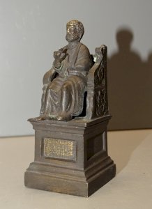 - PETIT SUJET BRONZE ST PIERRE SUR SON TRÔNE MANQUE AUREOLE OBJET de VITRINE   D