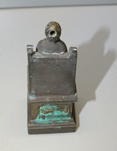- PETIT SUJET BRONZE ST PIERRE SUR SON TRÔNE MANQUE AUREOLE OBJET de VITRINE   D