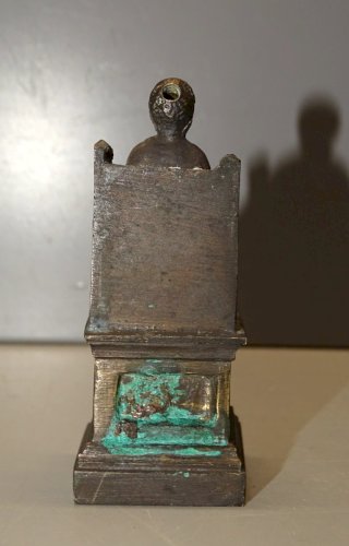 - PETIT SUJET BRONZE ST PIERRE SUR SON TRÔNE MANQUE AUREOLE OBJET de VITRINE   D