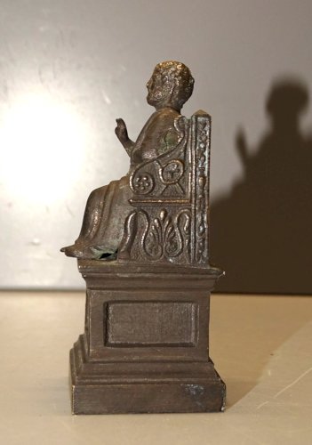 - PETIT SUJET BRONZE ST PIERRE SUR SON TRÔNE MANQUE AUREOLE OBJET de VITRINE   D