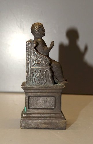 - PETIT SUJET BRONZE ST PIERRE SUR SON TRÔNE MANQUE AUREOLE OBJET de VITRINE   D