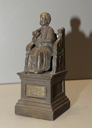 - PETIT SUJET BRONZE ST PIERRE SUR SON TRÔNE MANQUE AUREOLE OBJET de VITRINE   D