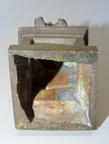 - PETIT SUJET BRONZE ST PIERRE SUR SON TRÔNE MANQUE AUREOLE OBJET de VITRINE   D