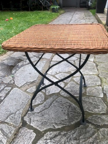 petit table d'appoint en osier tressé