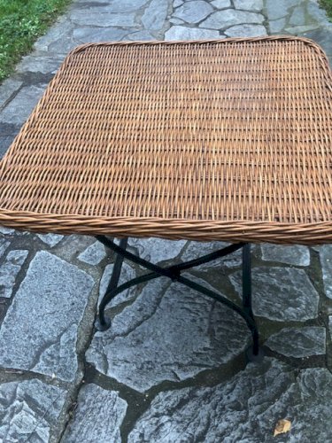 petit table d'appoint en osier tressé