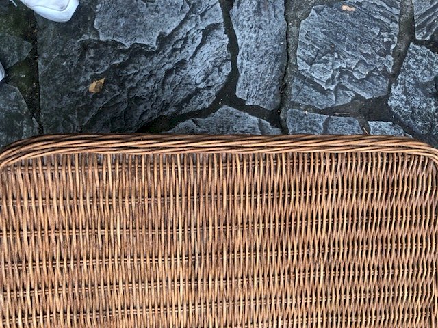 petit table d'appoint en osier tressé