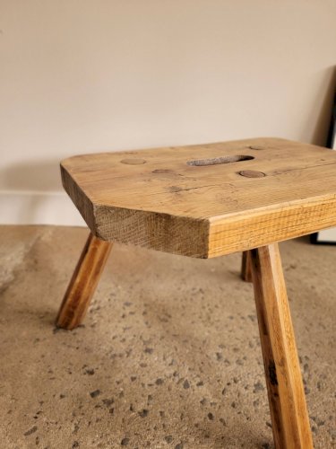 Petit tabouret brutaliste en bois