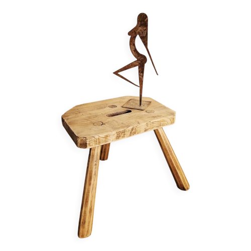 Petit tabouret brutaliste en bois