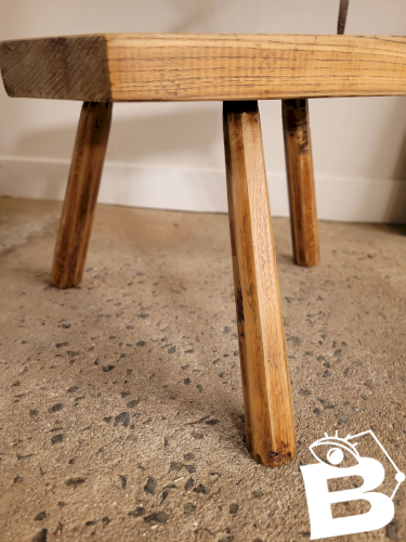 Petit tabouret brutaliste en bois