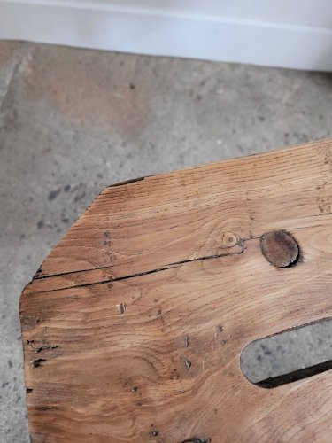 Petit tabouret brutaliste en bois