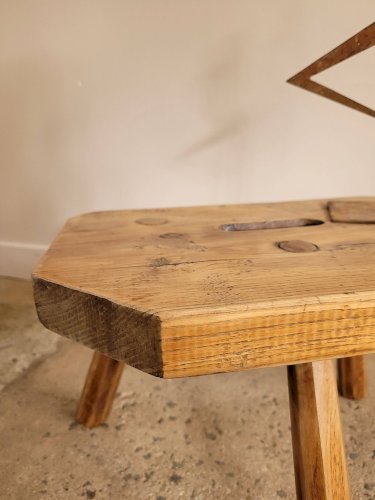 Petit tabouret brutaliste en bois