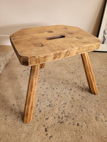 Petit tabouret brutaliste en bois