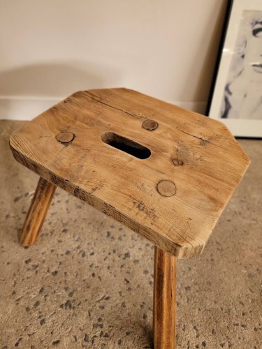 Petit tabouret brutaliste en bois