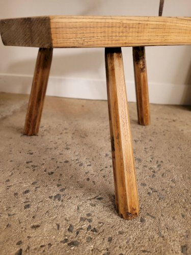 Petit tabouret brutaliste en bois