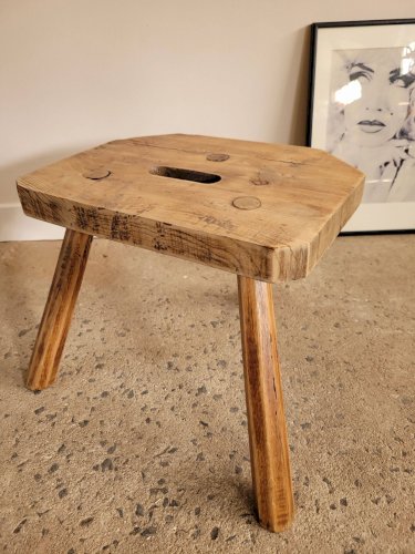 Petit tabouret brutaliste en bois