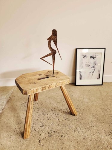 Petit tabouret brutaliste en bois