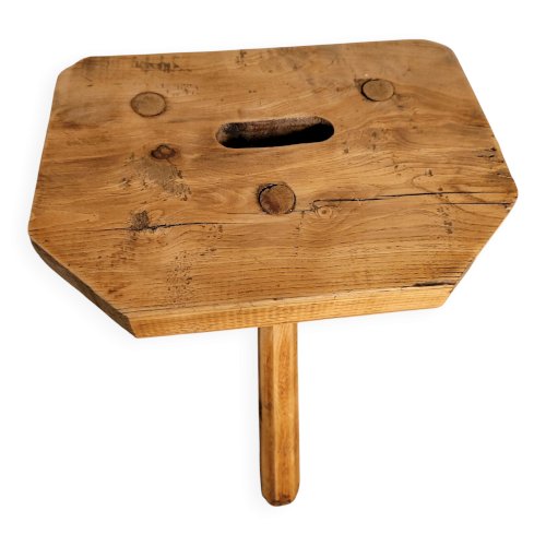 Petit tabouret brutaliste en bois