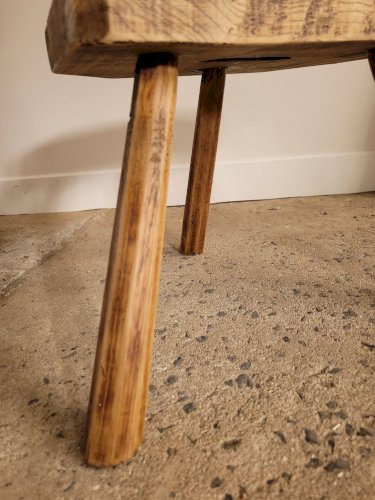 Petit tabouret brutaliste en bois