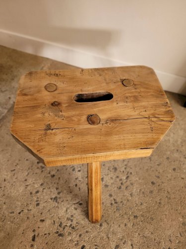 Petit tabouret brutaliste en bois