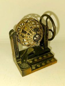 petit taille crayon en forme de boule de loto marque Play Me en bon etat