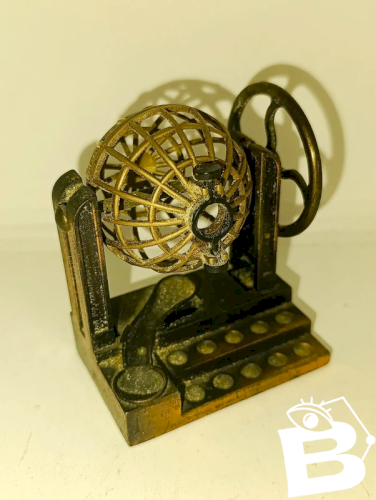 petit taille crayon en forme de boule de loto marque Play Me en bon etat