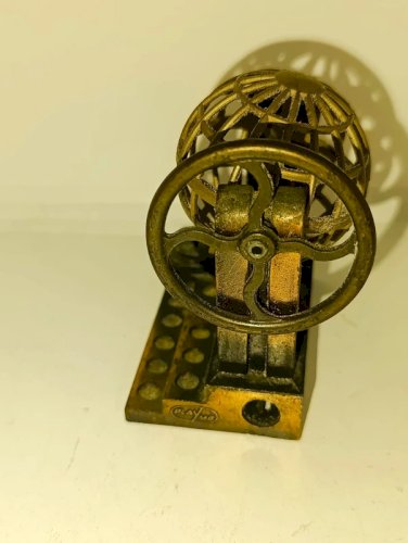 petit taille crayon en forme de boule de loto marque Play Me en bon etat