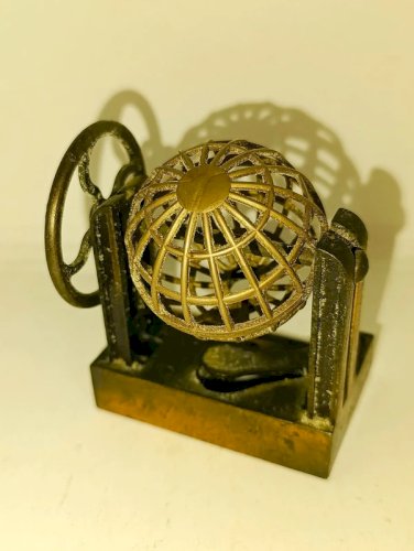 petit taille crayon en forme de boule de loto marque Play Me en bon etat