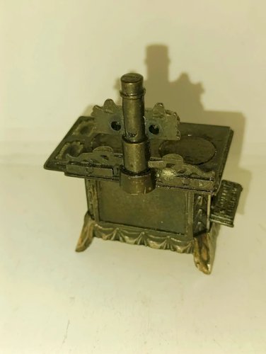 petit taille crayon en forme poele marqué Queen en bon etat