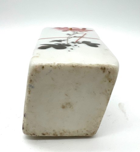 Petit vase ancien en porcelaine – décor japonais peint à la main – chrysanthème