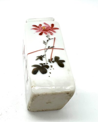 Petit vase ancien en porcelaine – décor japonais peint à la main – chrysanthème
