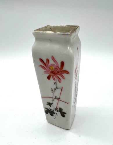 Petit vase ancien en porcelaine – décor japonais peint à la main – chrysanthème