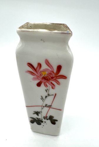 Petit vase ancien en porcelaine – décor japonais peint à la main – chrysanthème
