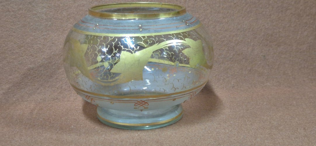 PETIT VASE ANCIEN EN VERRE ET DORURE