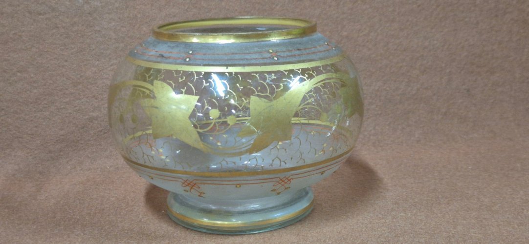 PETIT VASE ANCIEN EN VERRE ET DORURE