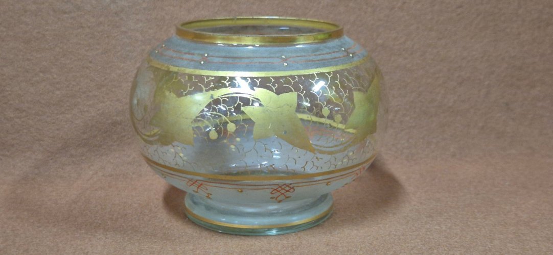 PETIT VASE ANCIEN EN VERRE ET DORURE