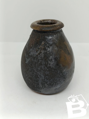 petit vase ancien signé Tolo? ou Toco? en bon etat