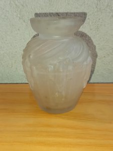 petit vase art deco en verre mat en bon etat