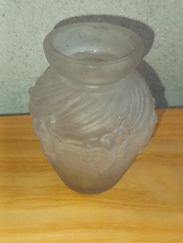 petit vase art deco en verre mat en bon etat