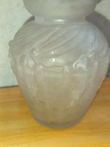 petit vase art deco en verre mat en bon etat